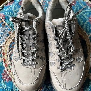 Women's Oboz sawtooth ll 8.5 WIDE drizzle